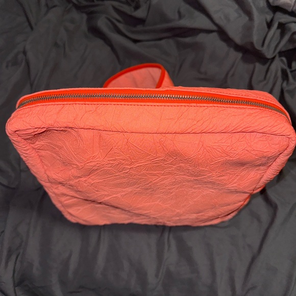 Off-White
logo-print messenger bag
FARFETCH - Picture 7 of 11